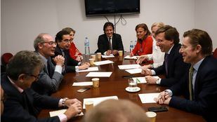 Almeida promete a los comerciantes simplificar la normativa y bajar impuestos