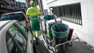 Una barrendera en una calle del barrio de San Andrés en Villaverde Alto.
