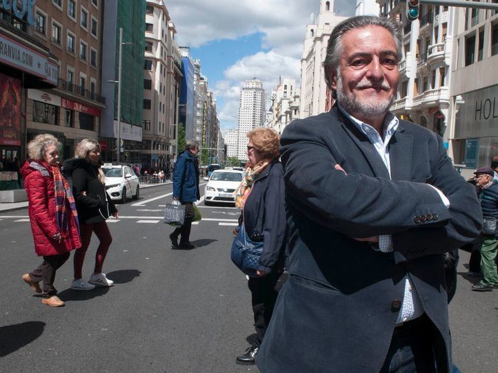 Pepu Hernández, posa en la Gran Vía minutos antes de la entrevista con Madridiario.
