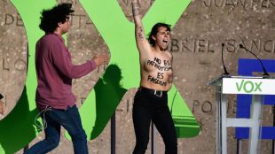 Activistas de Femen irrumpen en el escenario de Vox en Colón
