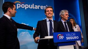 El PP se desangra a izquierda y derecha y pierde la mitad de sus escaños