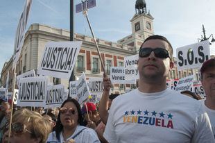 Medio millar de venezolanos apoyan a Guaidó desde Sol