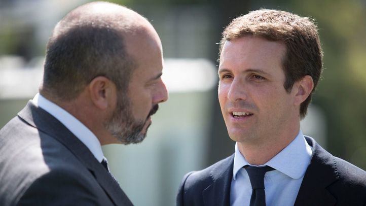 Pedro Rollán junto a Pablo Casado.