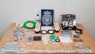 Dinero, drogas y útiles para su elaboración incautados por la Policía Nacional al desmantelar el punto de venta 'La Ventana'.