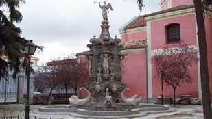 La plaza de Antón Martín se embellece con la fuente de la Fama