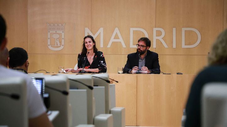 La portavoz del Gobierno municipal, Rita Maestre, y Álvaro Fernández Heredia, gerente de la EMT.