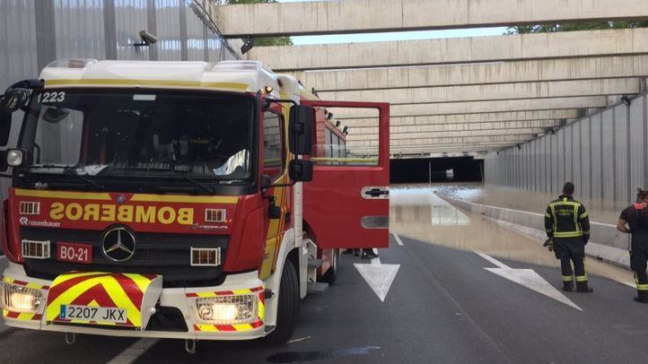 Los bomberos continúan con los trabajos de extracción de agua.