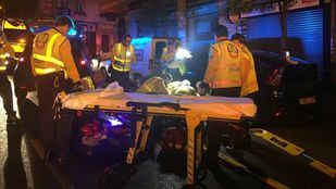 Los sanitarios atienden al hombre atropellado en Usera.