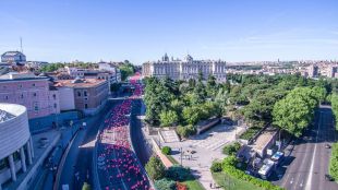 Más de 36.000 mujeres tiñen de rosa Madrid