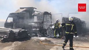 Un incendio calcina 15 vehículos en Loeches