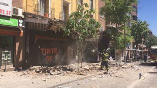 Zona en la que se ha precipitado la cornisa, con los bomberos ya en la calle.