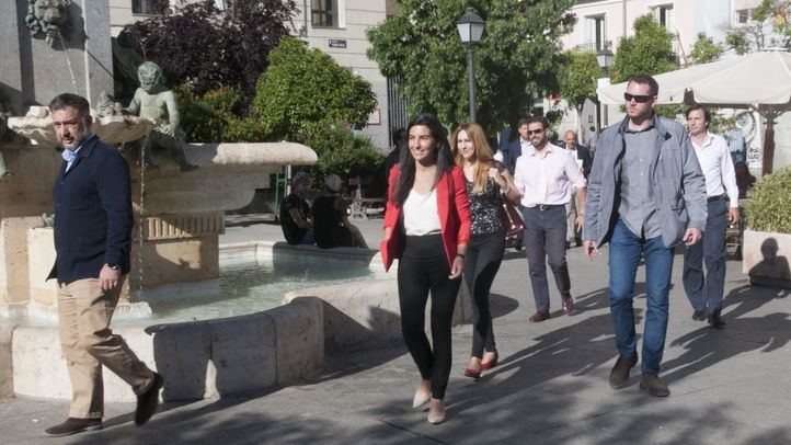Rocío Monasterio, candidata de Vox a la presidencia de la Comunidad de Madrid, en la Plaza de Pedro Zerolo rodeada de escoltas.