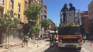 Los bomberos, actuando ayer en la zona en la que cayó la cornisa.