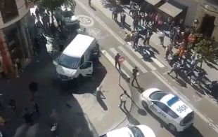 Arrolla a tres motos al intentar robar una furgoneta en Sol