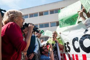 El escrache a Carmena: "En el fondo tú también eres un buitre"