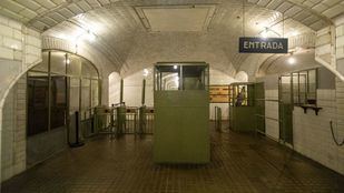 Entrada a la estación de Chamberí, con los tornos y cabinas originales.
