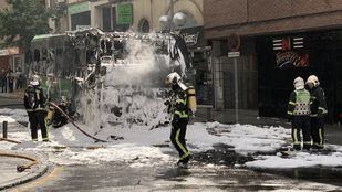 Arde un autobús interurbano en pleno centro de Las Rozas