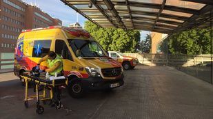 Entrada de urgencias del Hospital Clínico San Carlos, donde ha sido trasladado el herido.