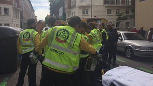 Sanitarios del Samur-Protección Civil, atendiendo al herido.