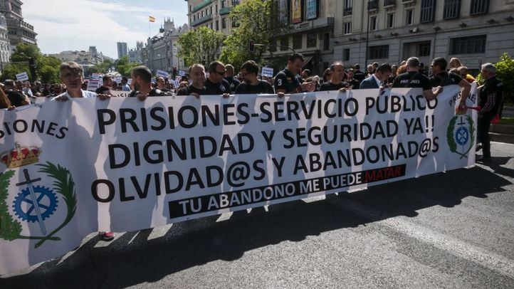 Funcionarios de prisiones se manifiestan en Madrid para reclamar la equiparación salarial con Cataluña