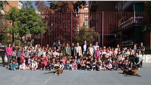 Duque, el perro de la Unidad Canina de la Policía Local de Alcobendas, ayuda a alumnos con autismo a mejorar sus capacidades