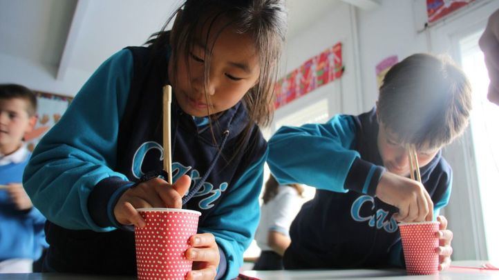 Las clases de chino estimulan la memoria y creatividad de los alumnos.