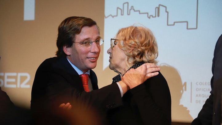 Manuela Carmena y José Luis Martínez Almeida en el primer debate electoral.