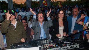 Los candidatos del PP a la Alcaldía y la Comunidad de Madrid, José Luis Martínez Almeida e Isabel Díaz Ayuso, respectivamente, terminaron el último mitin de campaña ejerciendo de DJs.