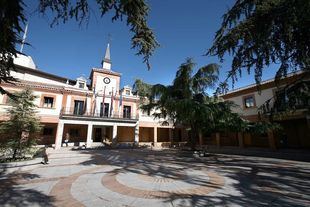 La fachada del Ayuntamiento de Las Rozas.