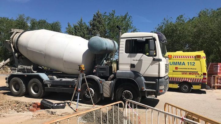 Herido grave al caerse mientras limpiaba una hormigonera