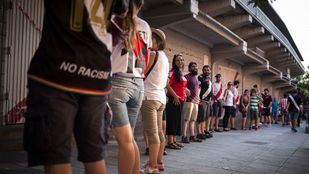 Los aficionados, en 2017, durante una concentración contra el entonces presidente del Rayo Vallecano.
