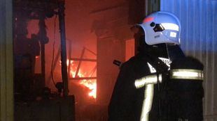 El incendio ha derrumbado la cubierta de la nave en Colmenar Viejo.