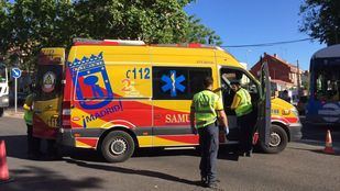 Efectivos del Samur-Protección Civil atienden a una mujer que ha sido atropellada en un paso de peatones de Hortaleza.
