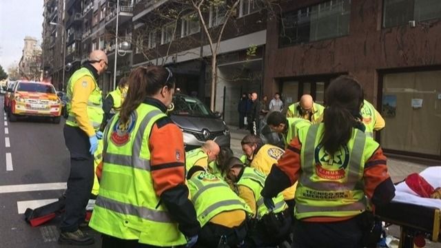Emergencias Madrid atendiendo a un herido