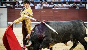 Oreja para Román, vuelta para Roca Rey y grave cornada para Escribano