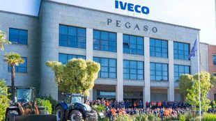 Trabajadores del grupo Iveco, concentrados frente a las oficinas en repulsa por el suicidio de su compañera.