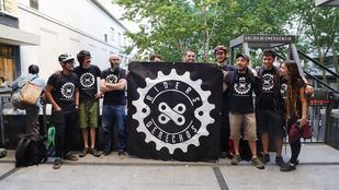 La empresa defiende la "independencia" de los 'riders' y denuncia presión política