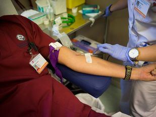 Varios actores, humoristas y cantantes animan a donar sangre, un "bien escaso"