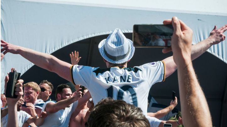 Hinchas del Tottenham en Colón