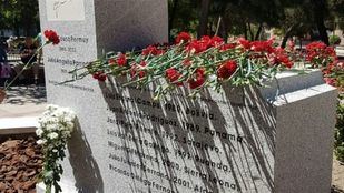 Monolito en el 'Jardín de José Couso Permuy y Julio Anguita Parrado'.