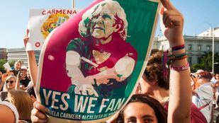 "Carmena no te vayas": simpatizantes de la alcaldesa le muestran su apoyo en Cibeles