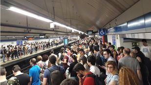 Aglomeraciones en estaciones de Cercanías y Metro durante el primer día laborable tras el cierre de Recoletos