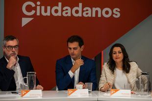Cs negociará acuerdos 'a dos' con el PP, medita pactar con PSOE y rechaza a Vox