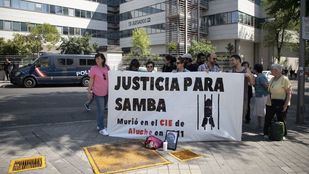 El médico acusado de la muerte de una interna en el CIE de Aluche alega que no sabía que tenía VIH