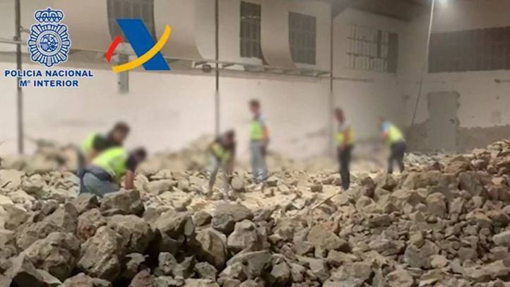 Los agentes han tenido que destruir con mazas las falsas rocas para encontrar la droga oculta