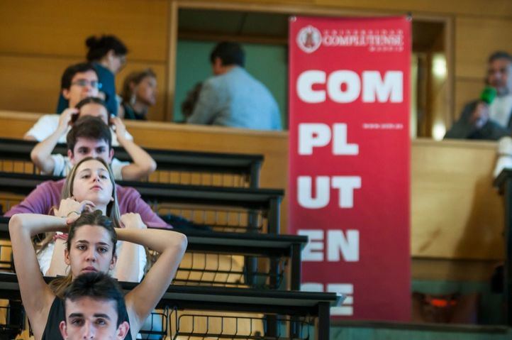 Los estudiantes, antes de realizar el primer examen de Selectividad de este curso.