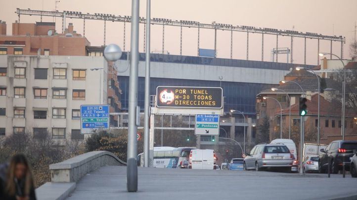 Pantallas que anuncian las restricciones al tráfico por el Escenario 2 del Protocolo Anticontaminación.