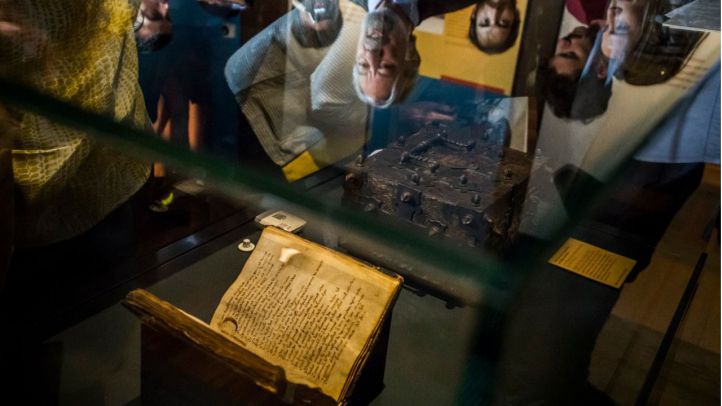 El códice del 'Cantar de mío Cid' se expone por primera vez en la Biblioteca Nacional tras 'una vida azarosa'.