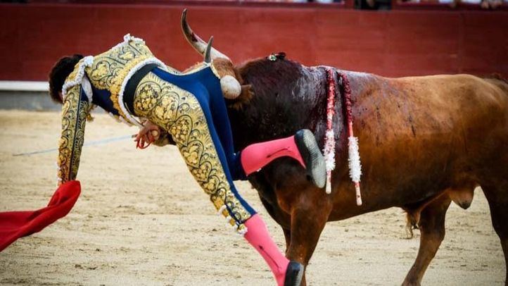 Tomás Campos quedó colgado de la taleguilla atravesada por el pitón del tercero, aunque sin herirle