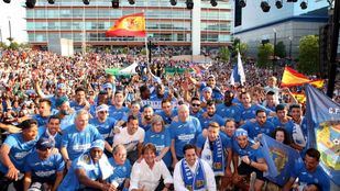 La celebración de los aficionados y jugadores en la Plaza de la Constitución de Fuenlabrada.